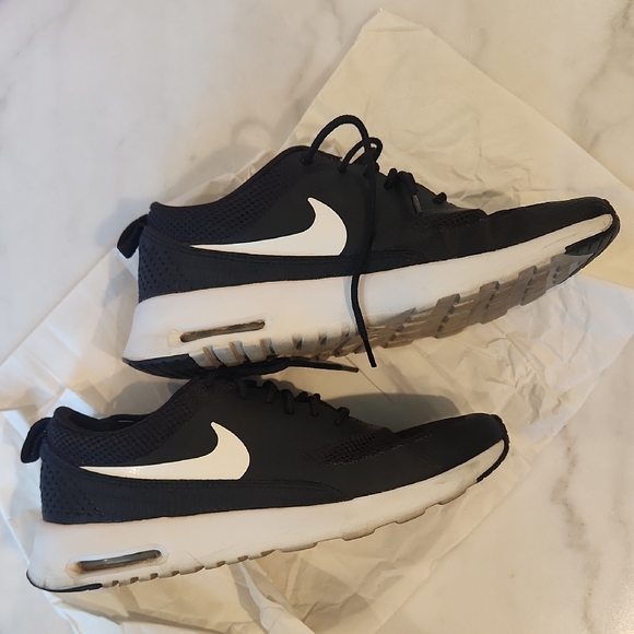 Nike Women's Black and White Nike Air Max Thea - Picture 3 of 7